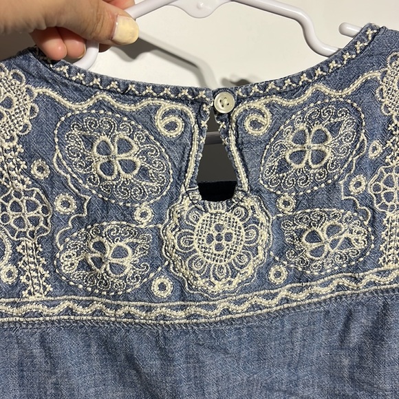 GAP Kid’s Blue Cream Embroidered Floral Stitch Shirt Size Small - Picture 5 of 7